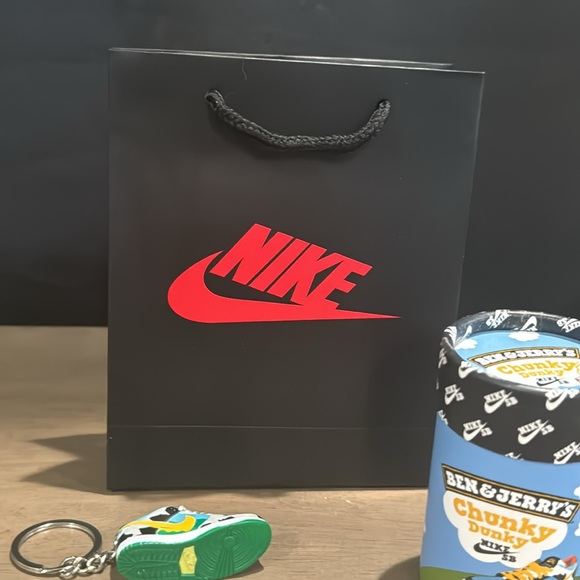 New 3 piece Ben & Jerry’s Chunky Dunky Nike sneaker keychain w/ canister and bag - Picture 7 of 7